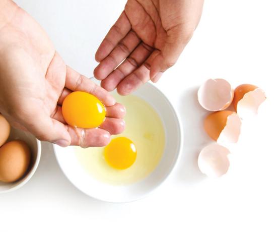 Kako brzo podijeliti puno jaja u žumanjaka i bijelaca. Fotografije - Yandex. slike