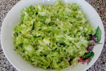 Najukusnijih salata od kupus i luk. Budite sigurni da ga probati!