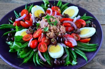 Salata „Nicoise” s konzervirane tune i graha