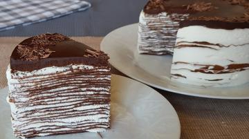 Čokolada palačinka kolač. Kombinacija blagog vrhnja i bogatom čokoladnom glazurom, daje jedinstven okus torte