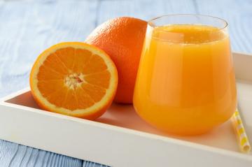 Kako iscijediti sok od naranče bez sokovnika
