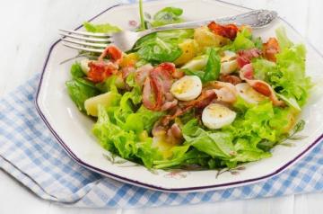 Funky topla salata sa jajima i slaninom. Jedite, pogled u kojem trenutku !!!
