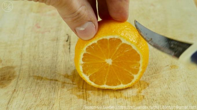 To je najbolje napraviti rez na mjestu gdje se spaja kriške mandarina. 