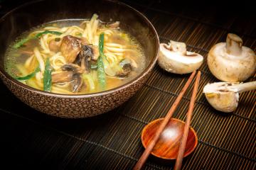 Pržene krastavaca i druga iznenađenja: kuhati juhu od gljiva u kineskom