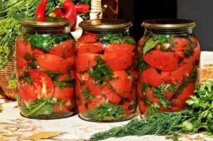Rezanje rajčica s travama i češnjakom za zimu. omiljeni recept