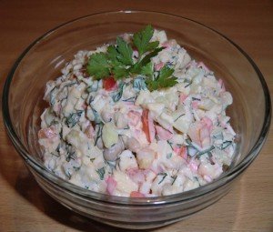 Salata sa rakovima štapovima i graha. Vrlo brz način da se kuhati veliku salatu.
