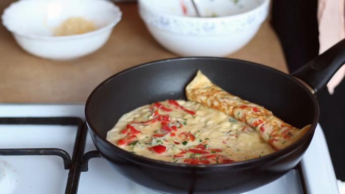 Dodajte sirove mase omletnoy