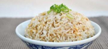 Kako kuhati ukusna mrvljiv riža ukrasi
