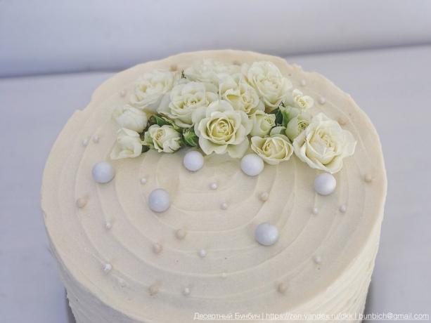 Jednostavan primjer kako ukrasiti tortu sa svježim cvijećem