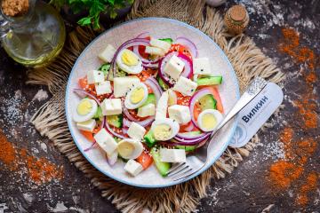 Salata s feta sirom, rajčicama i krastavcima