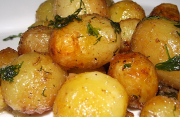 Češnjak krumpir u rupu za blagdanskog stola