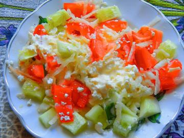 Srdačna, jednostavno ukusna salata s rajčicom i sirom