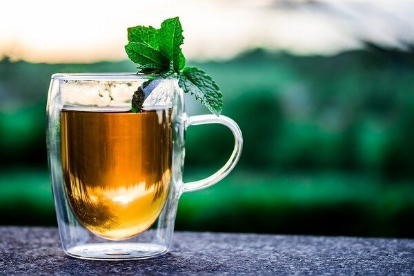 Ako imate nesanicu, pokušajte se opustiti uz čaj od mente. (Foto: Pixabay.com)