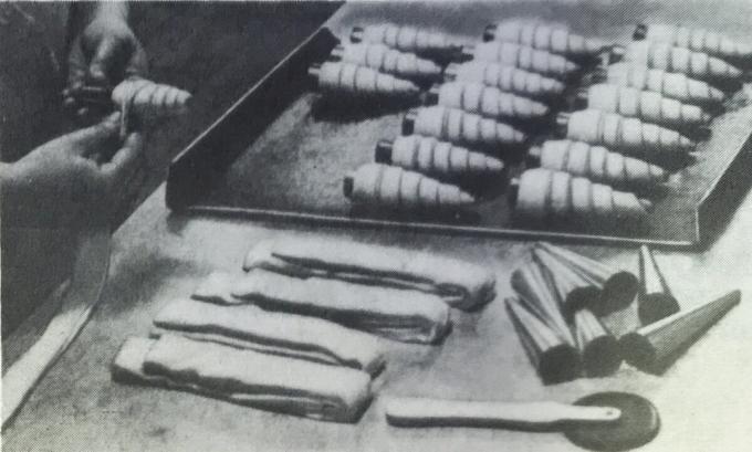 Proces priprave tubula s vrhnjem. Fotografija iz knjige „Proizvodnja kolača i torti”, 1976 