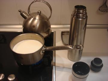 2 jednostavan postupak za pripravu toplog mlijeka. Sada kućnim otpadom jednostavno!