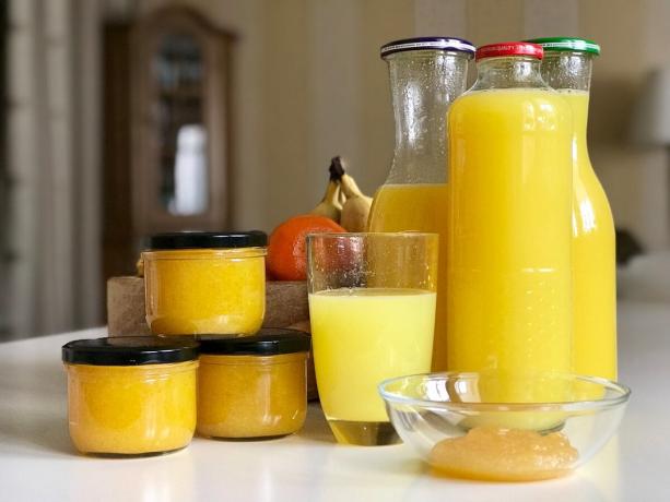 Pripremite 9 litara soka i ukupno 3 Jam staklenke od 4 naranče.