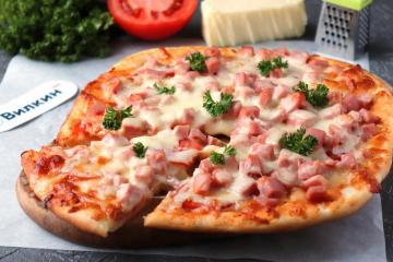Pizza s kobasicom, rajčicom i sirom