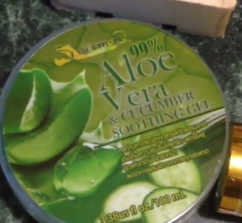 Freaky Aloe vera gel! On jednostavno nije stvarno cool! Malo sam tupanul i velika boca (300 ml) stavljena je u ručnu prtljagu, ja sam ga uzeo jer se primjenjuje na tekućine. Cijena ovdje je tako mala - 50 rubalja.