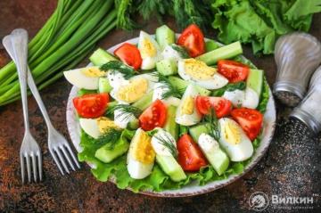 Salata od jaja, krastavaca i rajčice