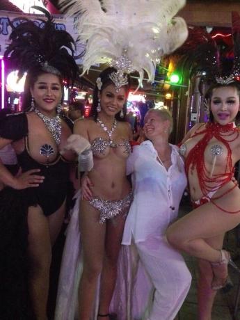 Bangla Road. Tamo ćete vidjeti trans. Fotografija s njim besplatno)) 100-15- bat. Pa, netko s njima ne samo Fota, i koristiti njihove usluge, ali to nije moja tema))