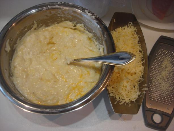 Slika preuzeta od strane autora (ulje, brašno, jaja, prašak za pecivo, kiselo vrhnje, sir)