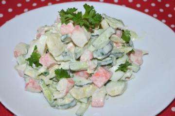 Strašan ukusna salata s rakovima štapovima i avokada! Vi ćete ga kuhati za sve praznike!