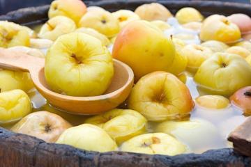 Kako pripremiti ukiseljene jabuke - 3 retsepta
