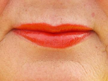Bilo da koristite svijetle ruž nakon 50 godina, ako su usne tanke: pogled s make-up umjetnik