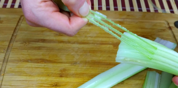 Uklanjamo vlakna, tako da celer neće biti žilav, već ukusan.