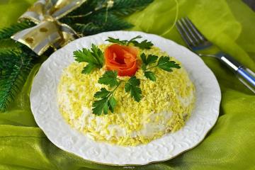 Salata „MIMOSA” s rakovima štapovima i sir sir