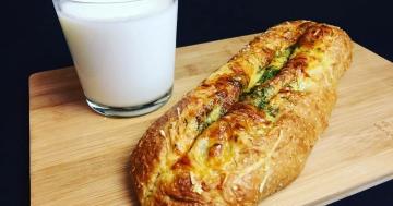 Baguette sa sirom i češnjakom u pećnici. Moj omiljeni recept