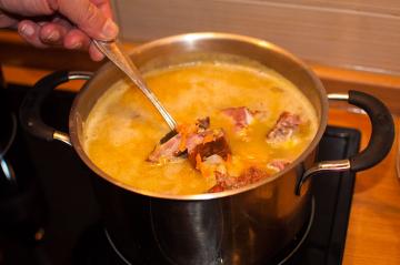 Kako mogu kuhati juha od graška sa dimljenom slaninom. moj recept