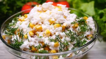 Salata kuhane ribe s riže i kukuruza