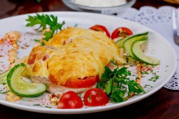 Meso „sastanak” s rajčicom i sirom u pećnici