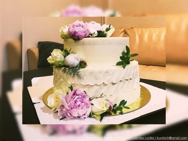 Primjer svadbena torta, koju sam ukrašena cvijećem
