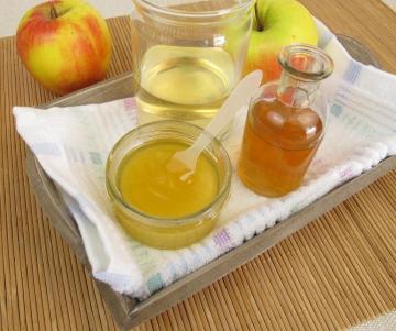 Piti od jabuka jabukovača octa i meda u jutarnjim satima