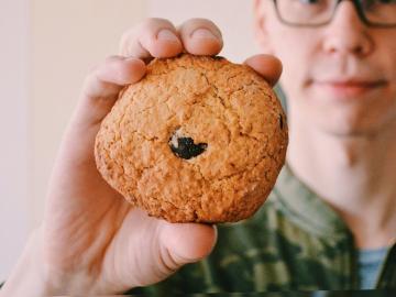 Kako kuhati keksi sa zobenim pahuljicama s čokoladom i hrskavim kroshkoy🍪