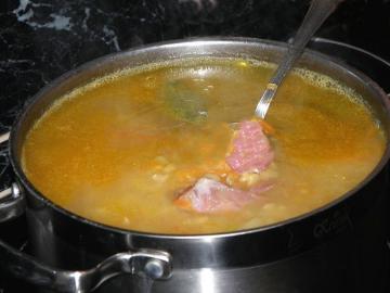 Kako kuhati juha od graška s dimljenim proizvodima