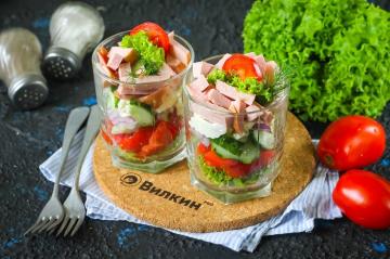 Salata s kuhanom kobasicom, svježim krastavcem i rajčicama