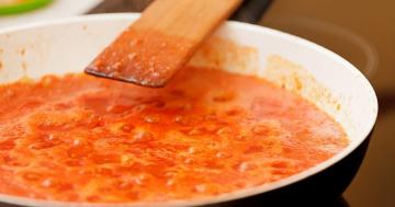 Špageti s umakom od rajčice i piletine