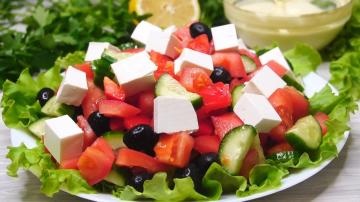 Grčka salata s posebnom umaku!