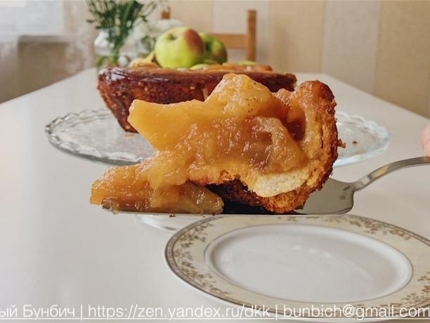 Komad kolača od jabuke i kruh. Charlotte na njemačkom