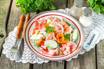 Salata s crvenom ribom i rajčicama